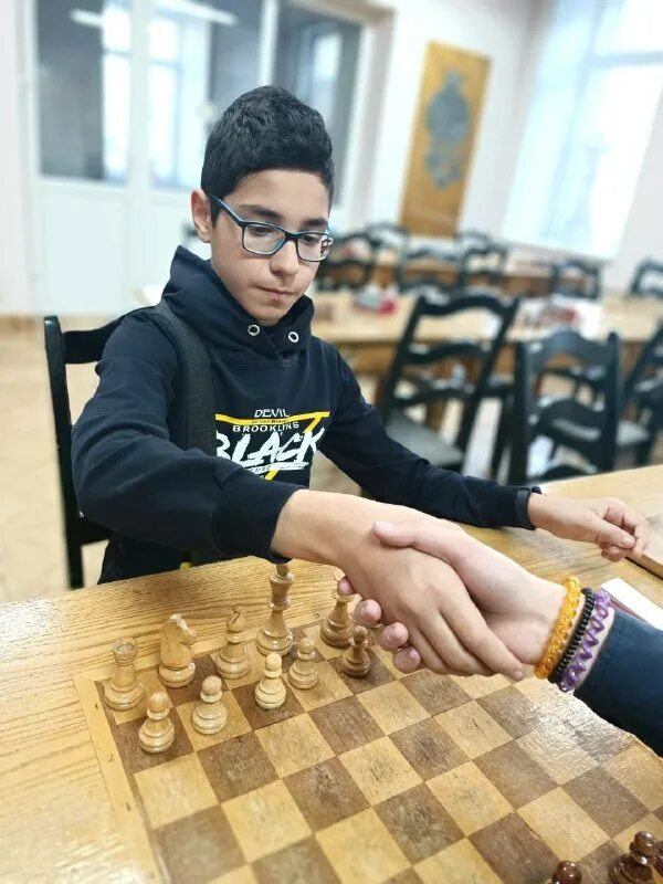 дети играют в шахматы. соревнования по шахматам. шахматисты. молодые шахматисты. шахматист.