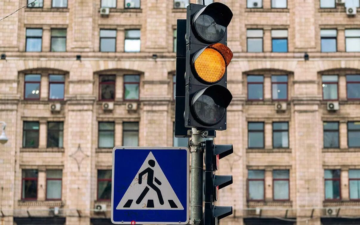 Светофор ночью. Желтый светофор. Желтый светофор. Проехать на желтый свет светофора. Красный сигнал светофора.