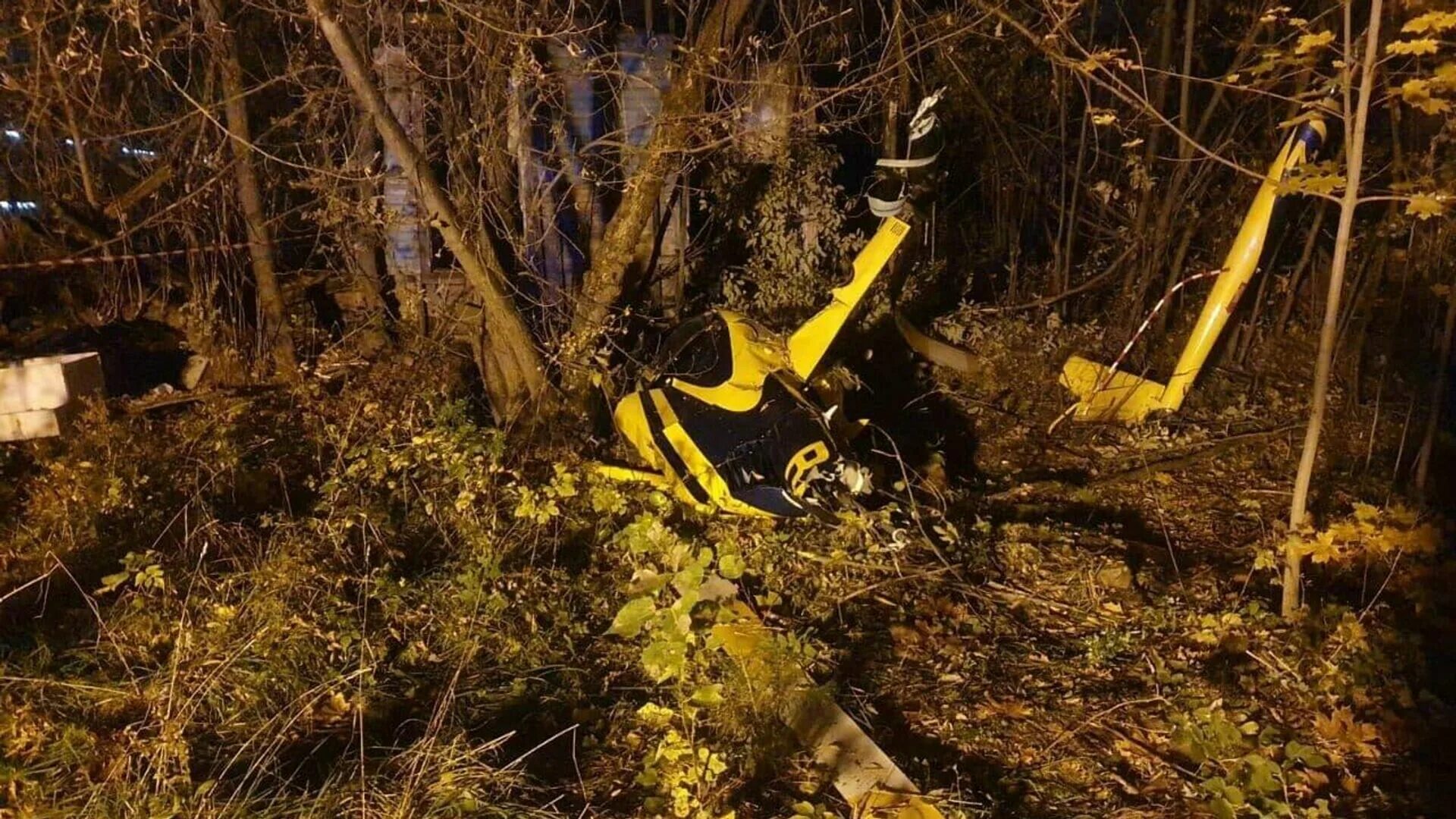 Место крушения вертолета «Robinson r66». Вертолет разбился в Лыткарино. Вертолет Лыткарино. Разбился вертолет в Подмосковье Robinson.