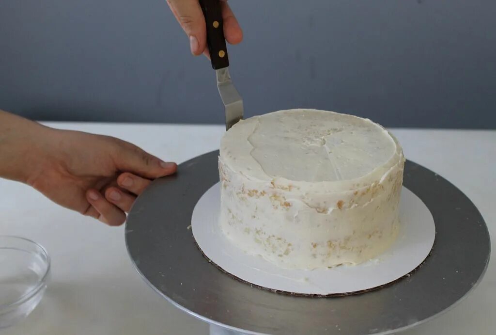 Покрытие торта белым шоколадом. Торт покрытый белым шоколадом. Белый ганаш для покрытия торта. Торт с белым ганашем. Торт покрытый ганашем.
