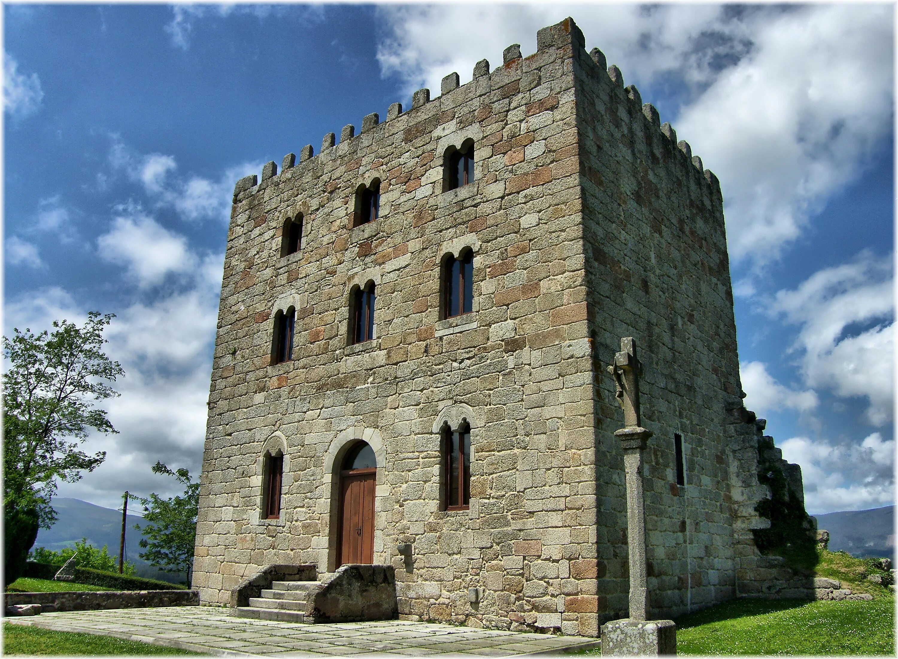 Башня слишком. Torre kastil замок. башни клаверо испания. средневековый кирпичный замок италии. торре гранде башня.