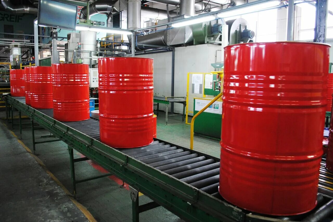 пластиковые ящики производство на заводе. производство тары. полимеры и композиты. производство пластмасс. пластиковый контейнер для складирования продукции.