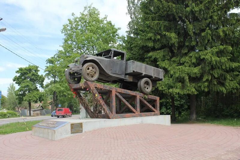 Памятник полуторке. Памятник полуторке во Всеволожске. Полуторка на дороге жизни памятник во Всеволожске. Памятник ГАЗ-АА «полуторка». Памятник Ленинградская полуторка.