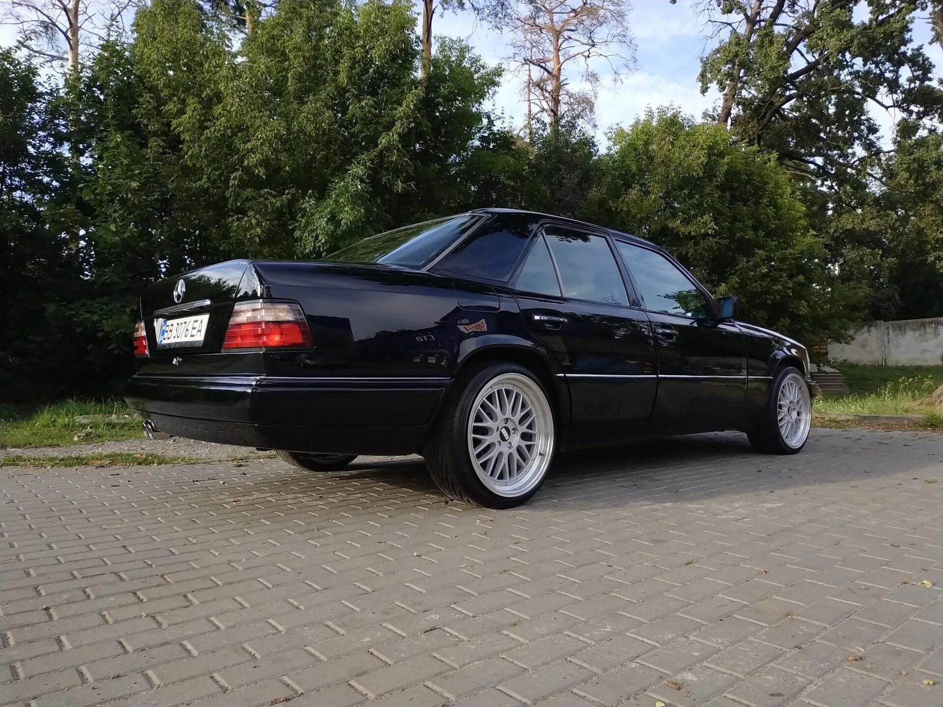 Mercedes benz w124 диски amg. Диски мерседес 124. Mercedes benz w124 e500 синий. Mercedes w124 r17. 124 диска.