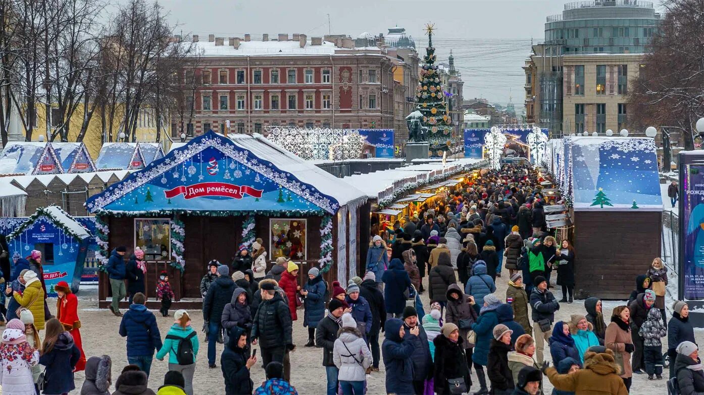 Зимняя манежная площадь ярмарка 2023. Книжная ярмарка на красной площади 2022 в москве. Новогодняя ярмарка на манежной площади 2022. Манежная площадь санкт-петербург ярмарка 2020. На площади ярмарка есть.