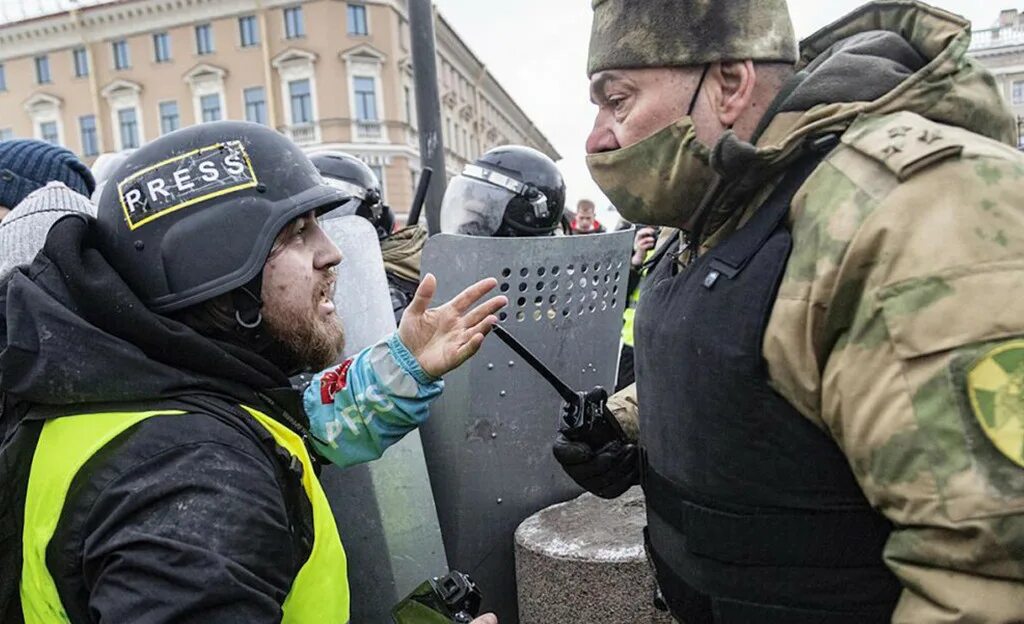 Митинг сми. Журналисты на митинге. митинг москва журналист. корреспондент на митинге.