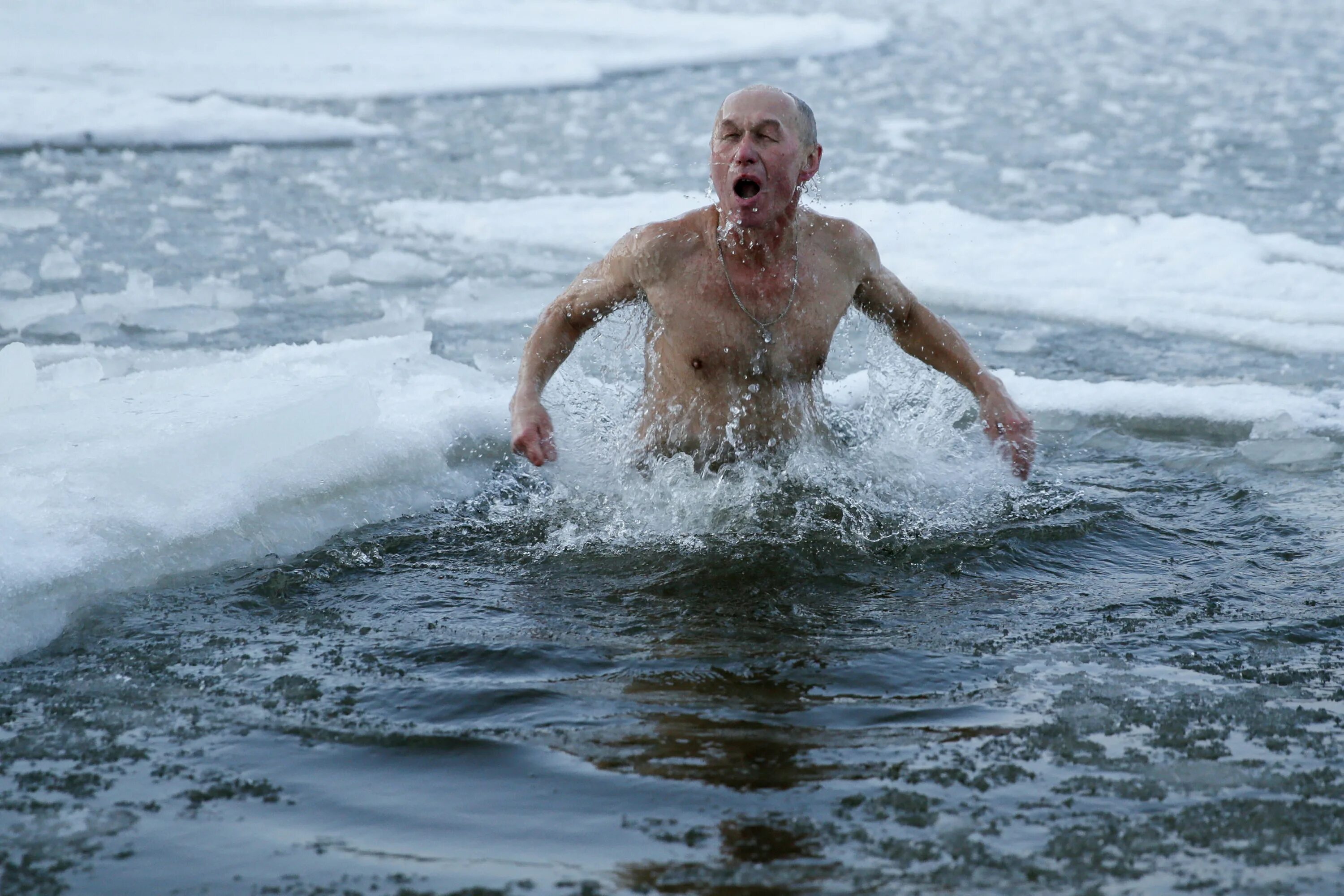 Купаться в холодной воде. Человек в холодной воде. Люди купаются в холодной воде. Купание вхолодгой воде. Купание после операции