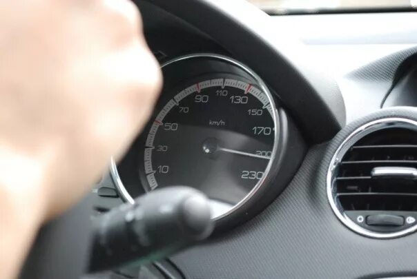 Пежо 308 плавают холостые обороты. Спидометр пежо 308. Максимальные обороты на пежо 308. Максимальная скорость пежо 307. 308 максимум материала.