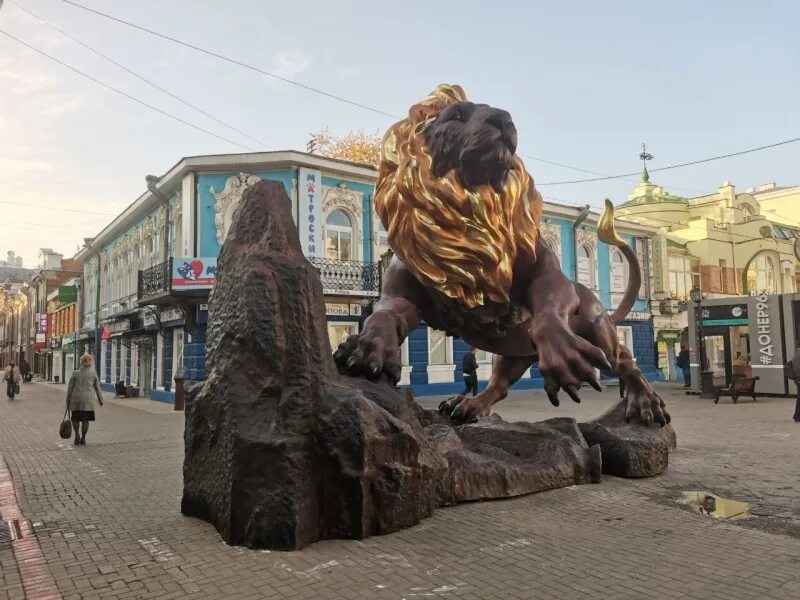 Екатеринбург скульптура льва с золотыми яйцами. Екатеринбург скульптура льва с золотыми яйцами. Лев на вайнера. Лев на челябинском тракте. Скульптура льва в екатеринбурге.