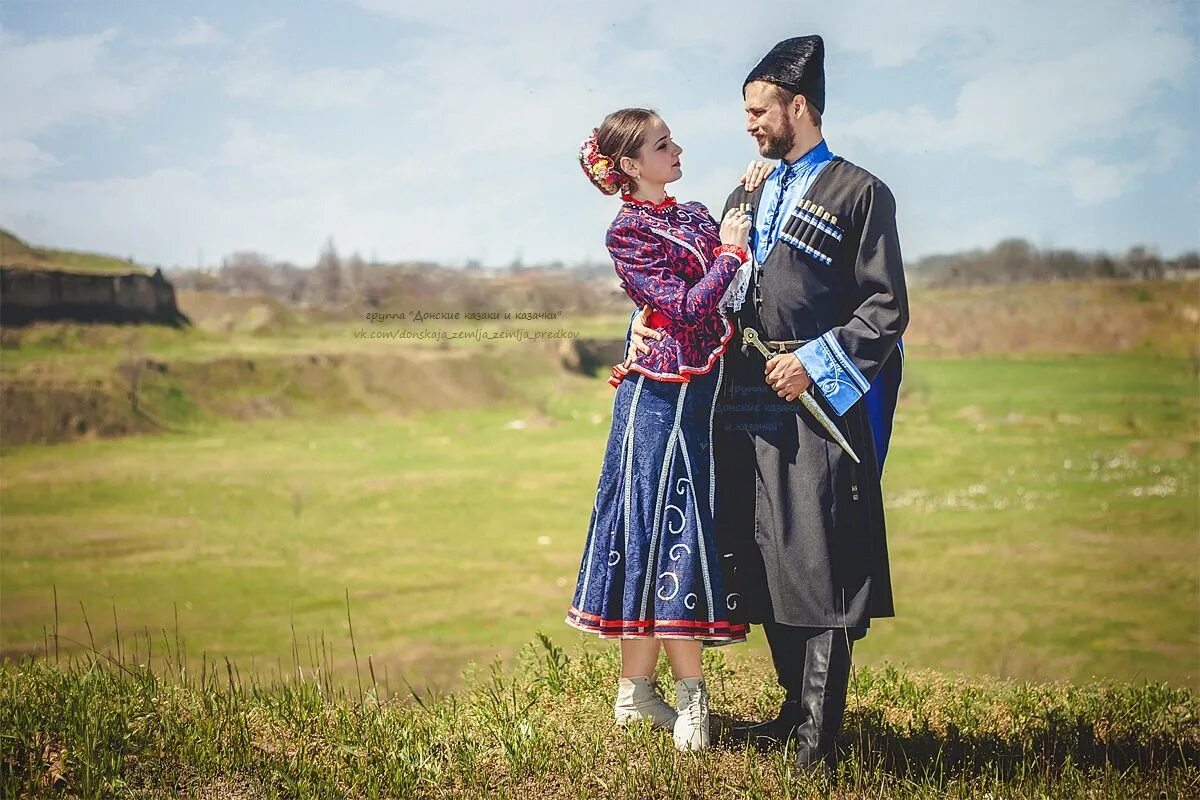 Казаки жена песня. Национальная одежда Терских Казаков. Казак и казачка. Донские казаки и казачки. Казачий свадебный костюм.