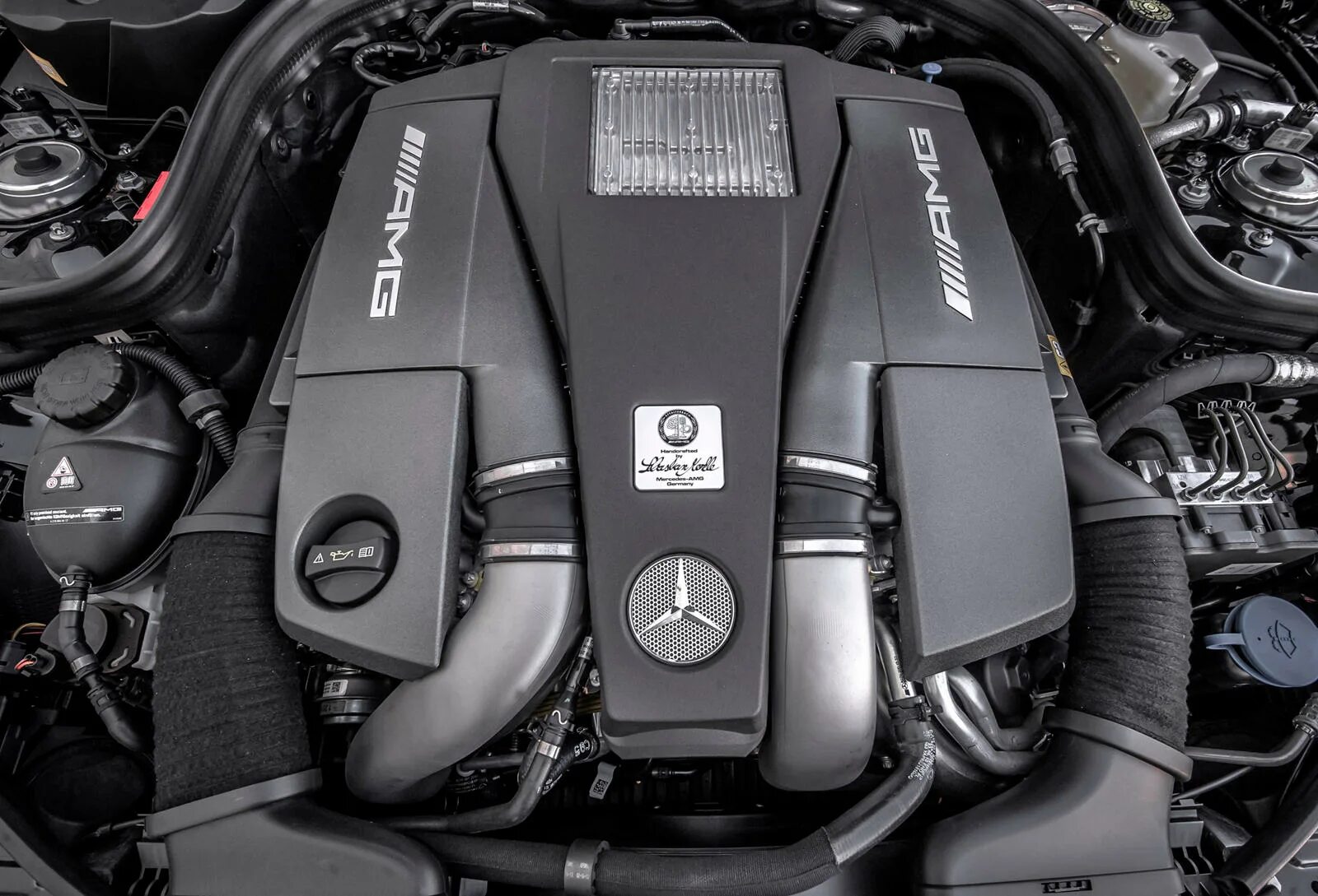 Какие двигатели мерседес самые надежные. Мотор Мерседеса е63 АМГ. АМГ 63 Мерседес мотор. Мерседес-Бенц s63 AMG двигатель. Mercedes CLS e63 AMG.