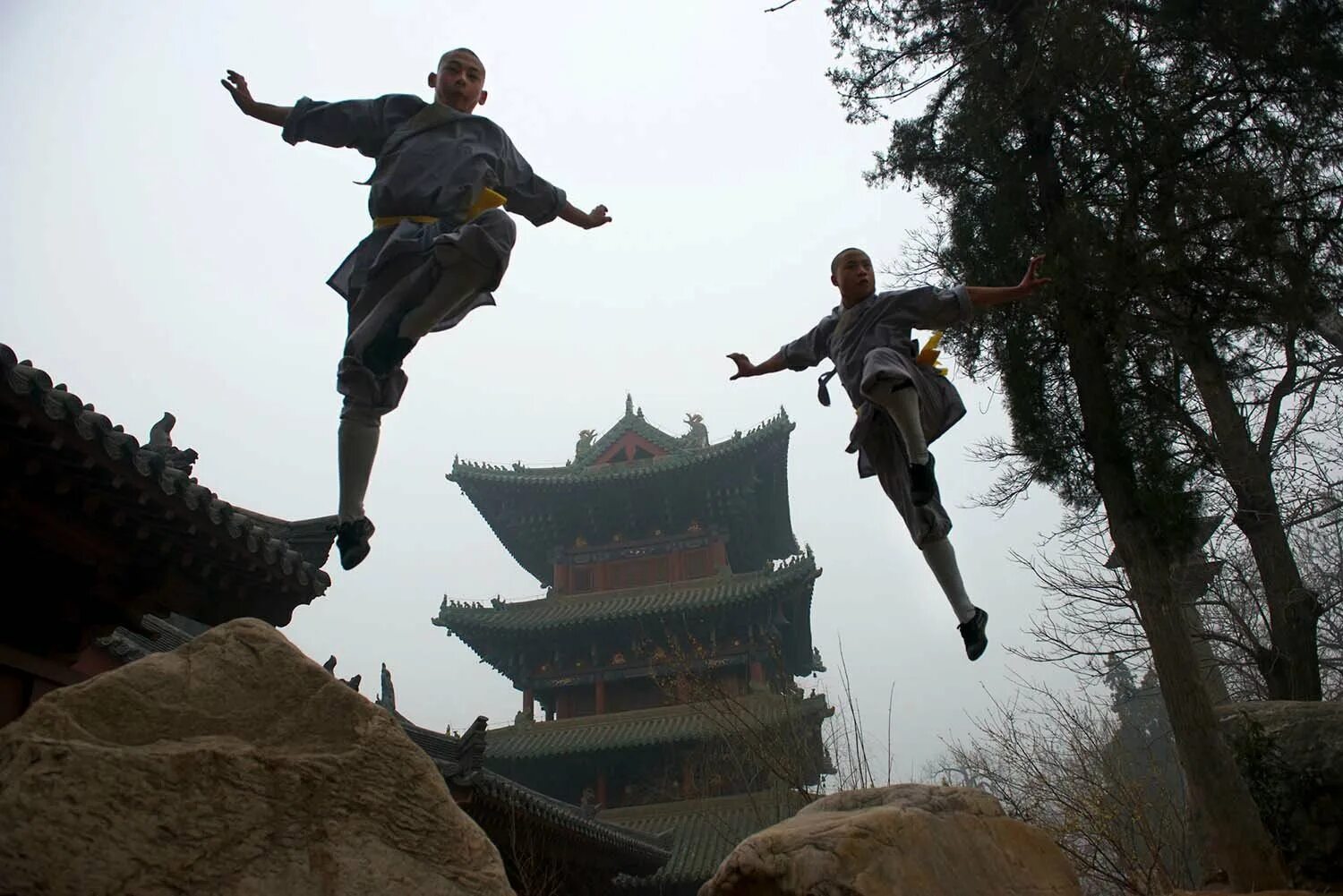 Shaolin temple. Боевые монахи монастыря Шаолинь. Кунг-фу монастырь Шаолинь. Буддийский монастырь Шаолинь. Шаолинь Хэнань.