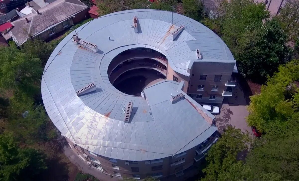 Ул александровская 107 круглый дом. Таганрог александровская 107. Ул александровская 107 круглый дом. Круглый дом таганрог квартиры. Ул александровская 107 круглый дом.