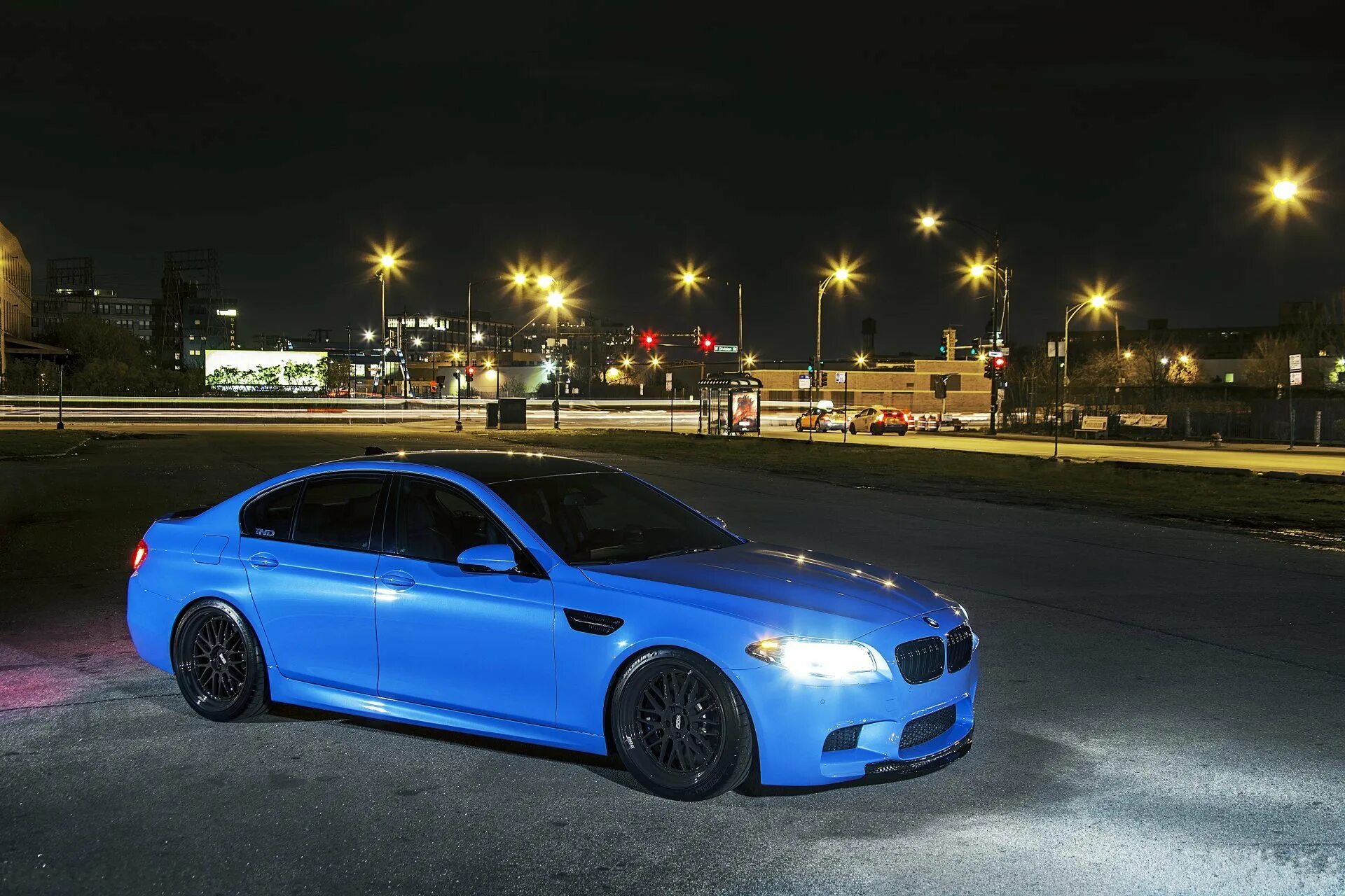 Черная голубая машина. BMW m5 f10 Blue. BMW m5 синяя. BMW m5 f10 Night. BMW f10 синяя.