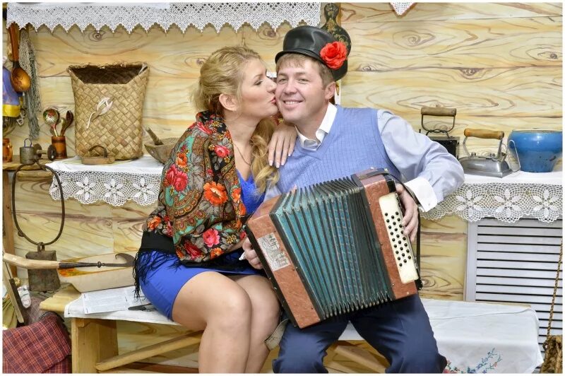 Гармонь. Баянист в деревне. Посиделки с гармошкой. Гармонист и девушка. Баба с гармошкой.