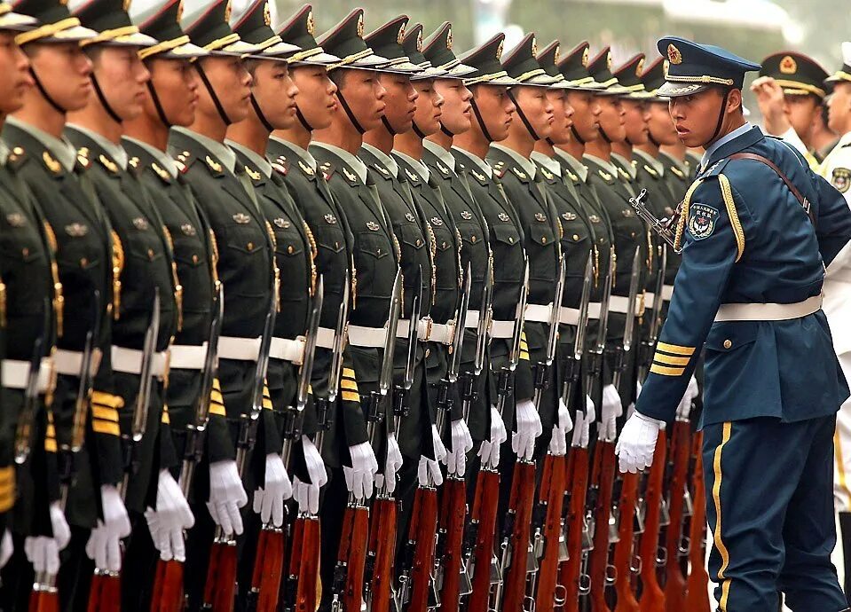 Равняйсь смирно команды. Подача команды смирно в роте. Шеренга военнослужащих. Равняйсь картинка. Военнослужащие и взаимоотношения между ними презентация.