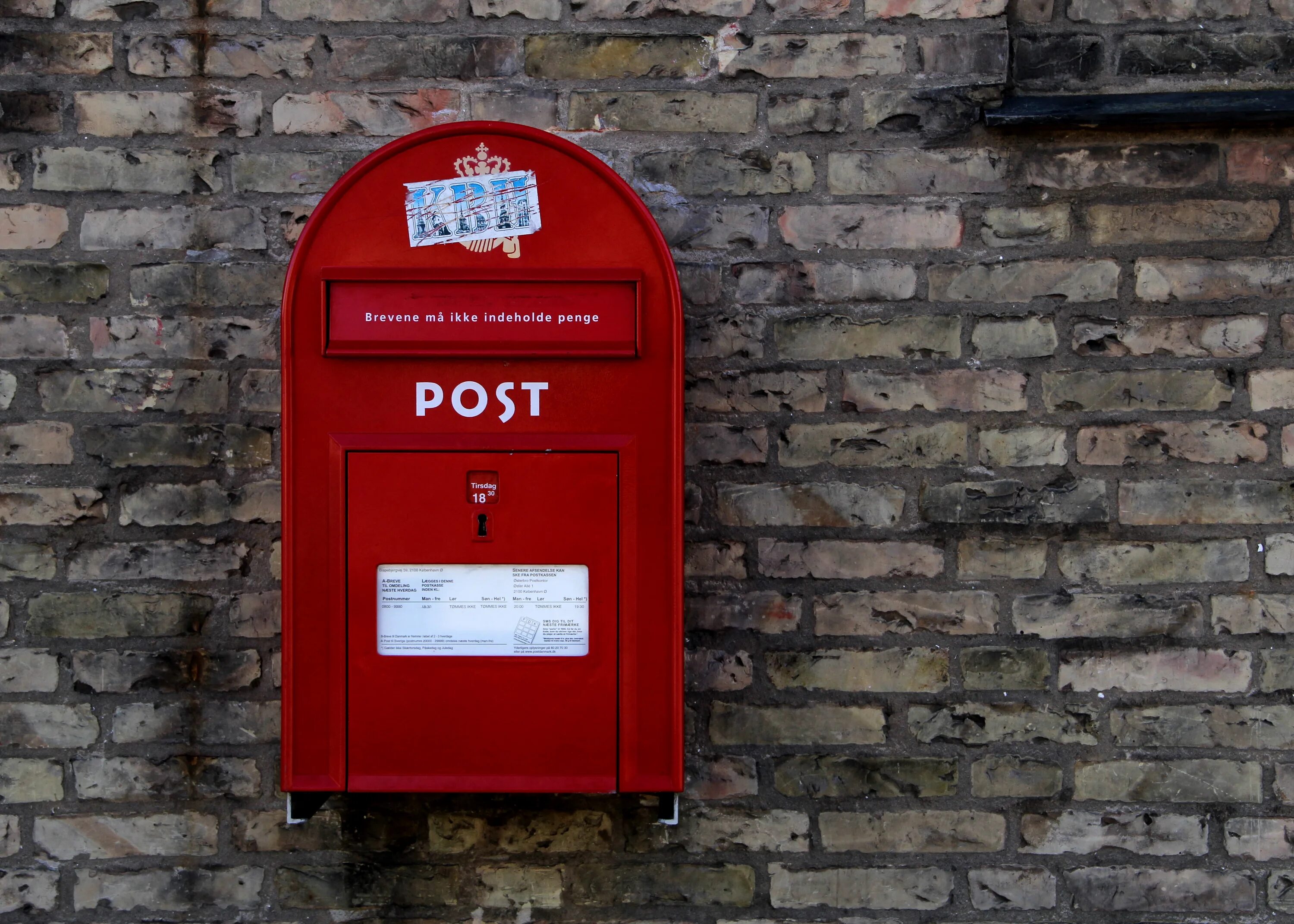 Box posting. Почтовый ящик в Англии. Почтовый ящик Лондон. Красные почтовые ящики Великобритании. Почтовые ящики в Великобритании фотография.