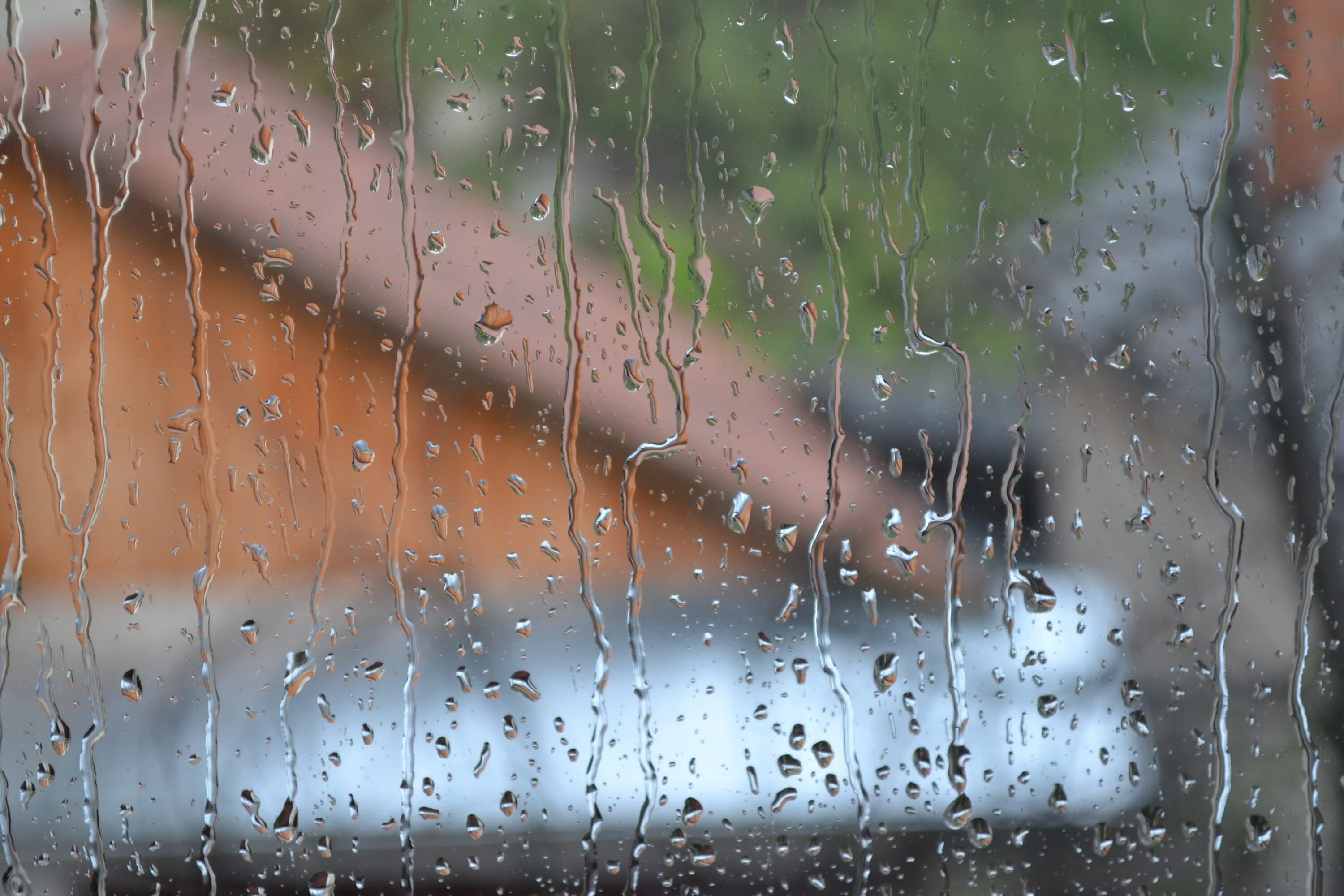 Тема дождливая погода. Дождь. Капли на окне. Капли дождя на окне. Дождь за окном.