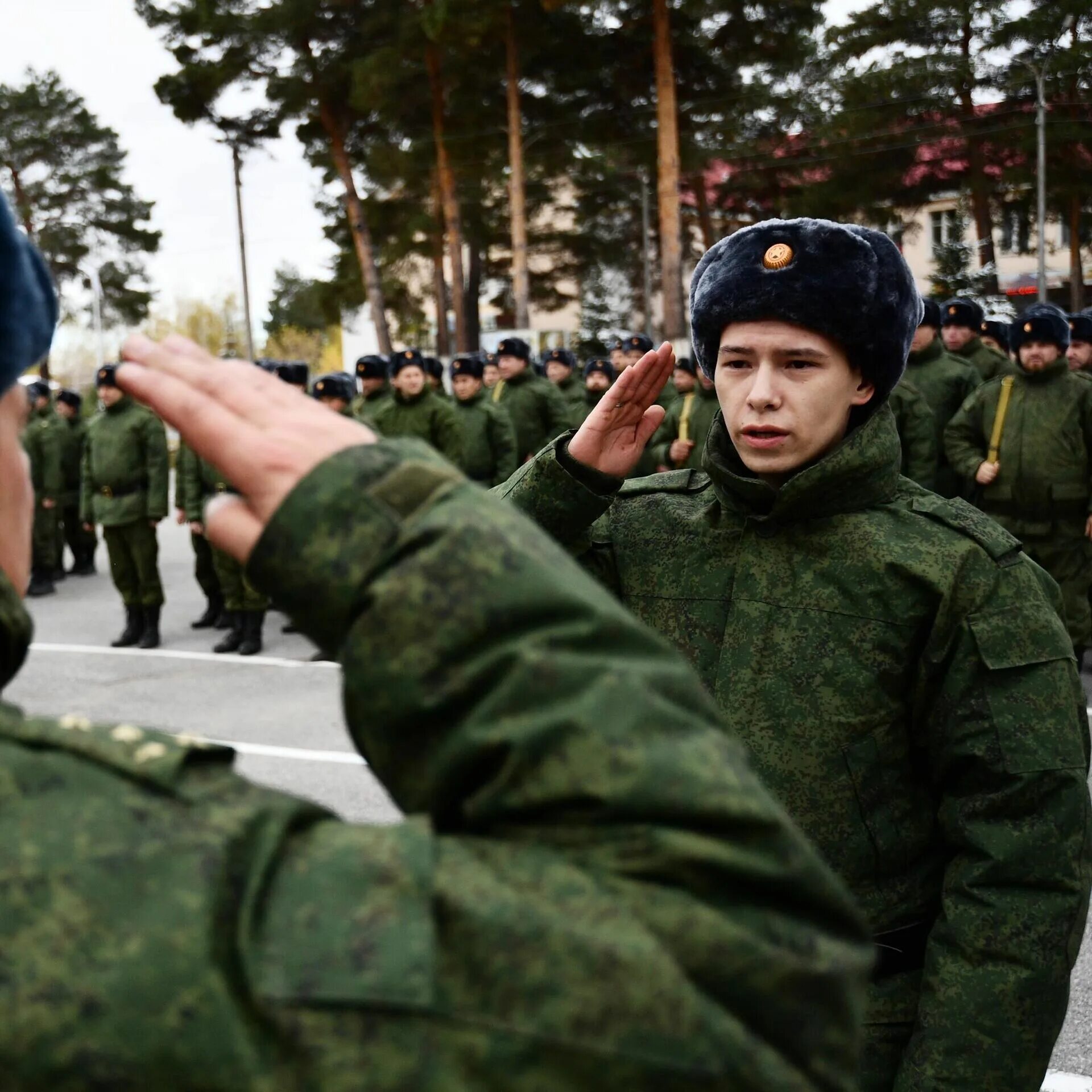 Новая мобилизация песков. Солдаты РФ мобилизация. Женщина военнослужащая Российской армии. Специальная Военная операция. Песков о мобилизации.