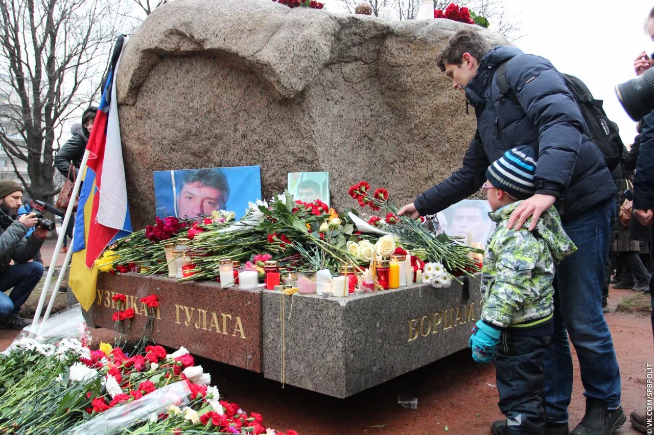 немцов кладбище. могила немцова на троекуровском. могила бориса немцова на троекуровском кладбище. немцов кладбище. немцов кладбище.