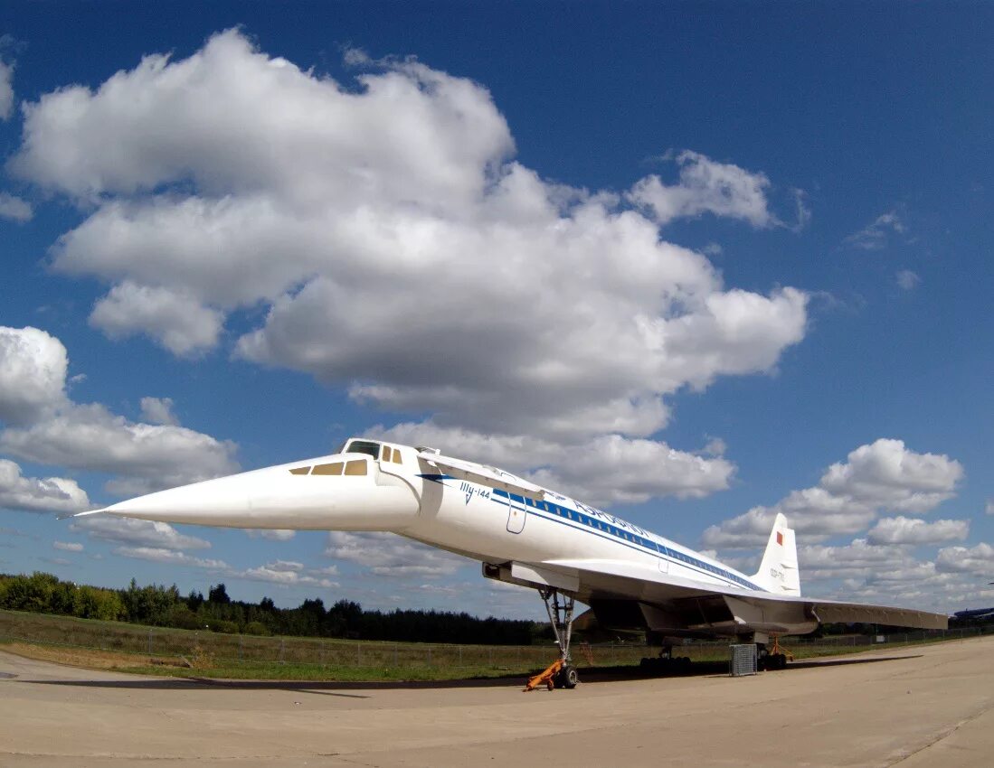 Скорость самолета ту 144. Ту-144 пассажирский самолёт. Ту-144 сверхзвуковой. Русский Конкорд ту-144. Советский сверхзвуковой пассажирский самолёт ту-144.