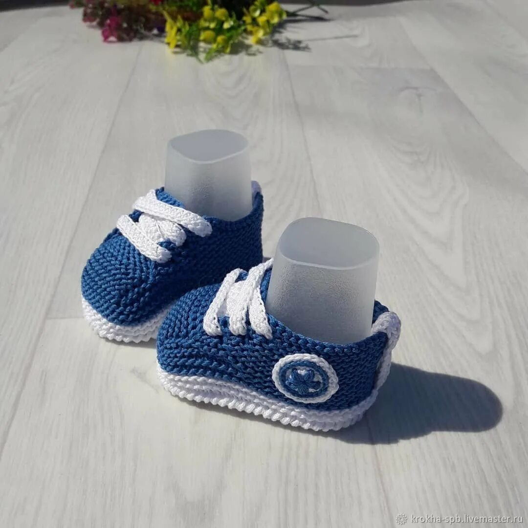 Пинетки кроссовки крючком. Пинетки кедики крючком. Пинетки конверс. Пинетки кедики. Пинетки ботиночки крючком для новорожденных мальчиков.