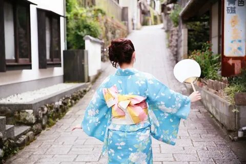 "う ち わ を 持 っ た 浴 衣 女 子 の 後 ろ 姿 フ リ-素 材 の ぱ く た そ"の 写 真(モ... 