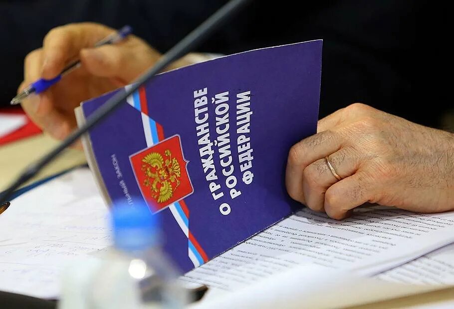 Помощь оформлении иностранных граждан. Иностранные граждане. российское гражданство.