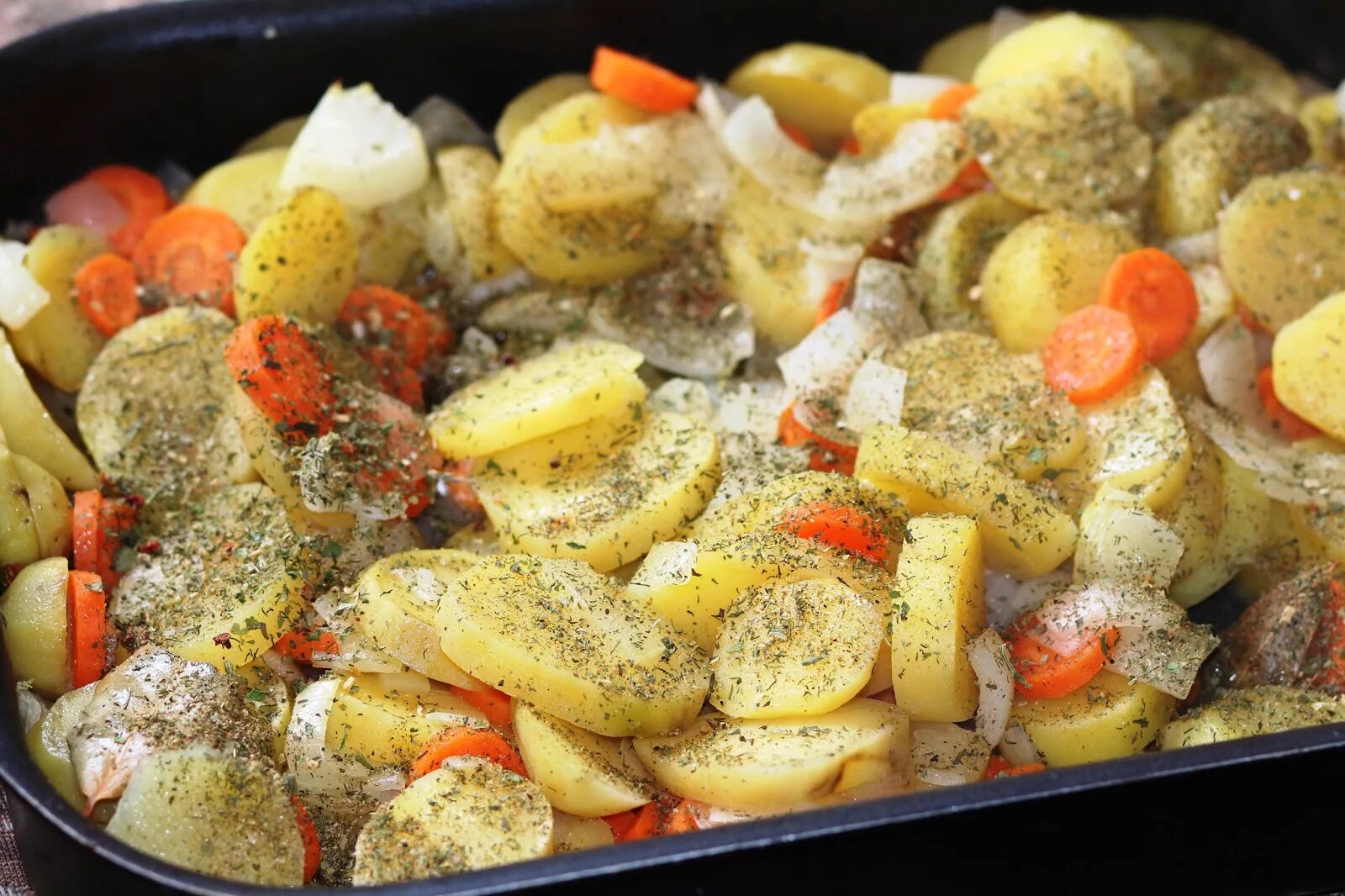 Картофель с овощами в духовке. Картофель с овощами в духовке запеченные. Говядина с картошкой в духовке. Картошка с мясом и овощами в духовке.