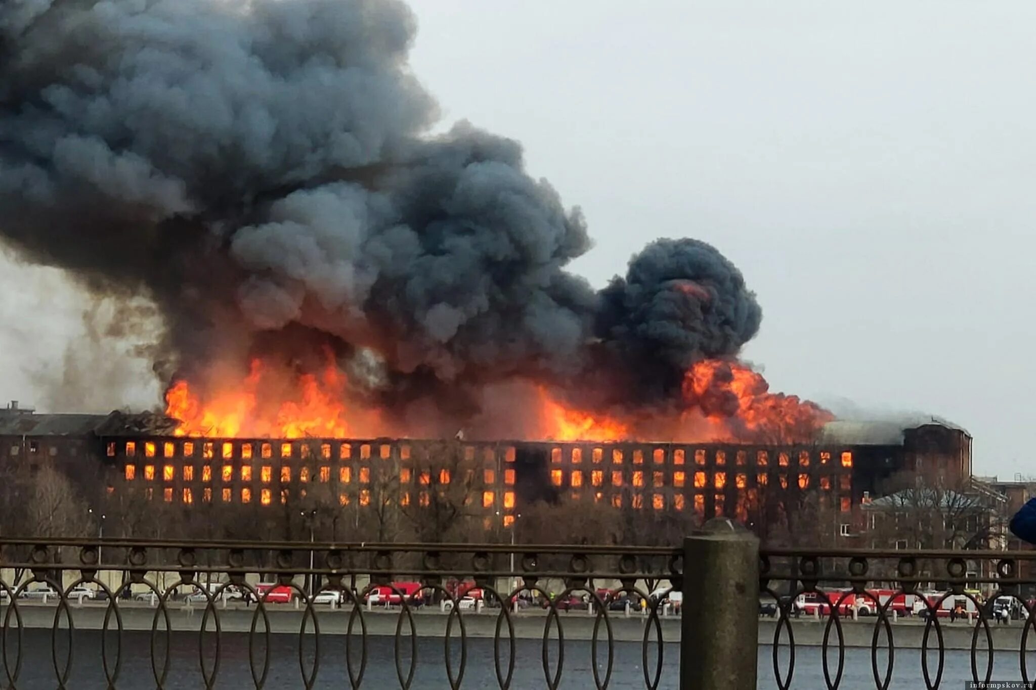 Пожар в санкт петербурге невская мануфактура. Тушение пожаров в метрополитенах. Невская мануфактура после пожара. Пожар в санкт петербурге невская мануфактура. Сгоревшая мануфактура спб.