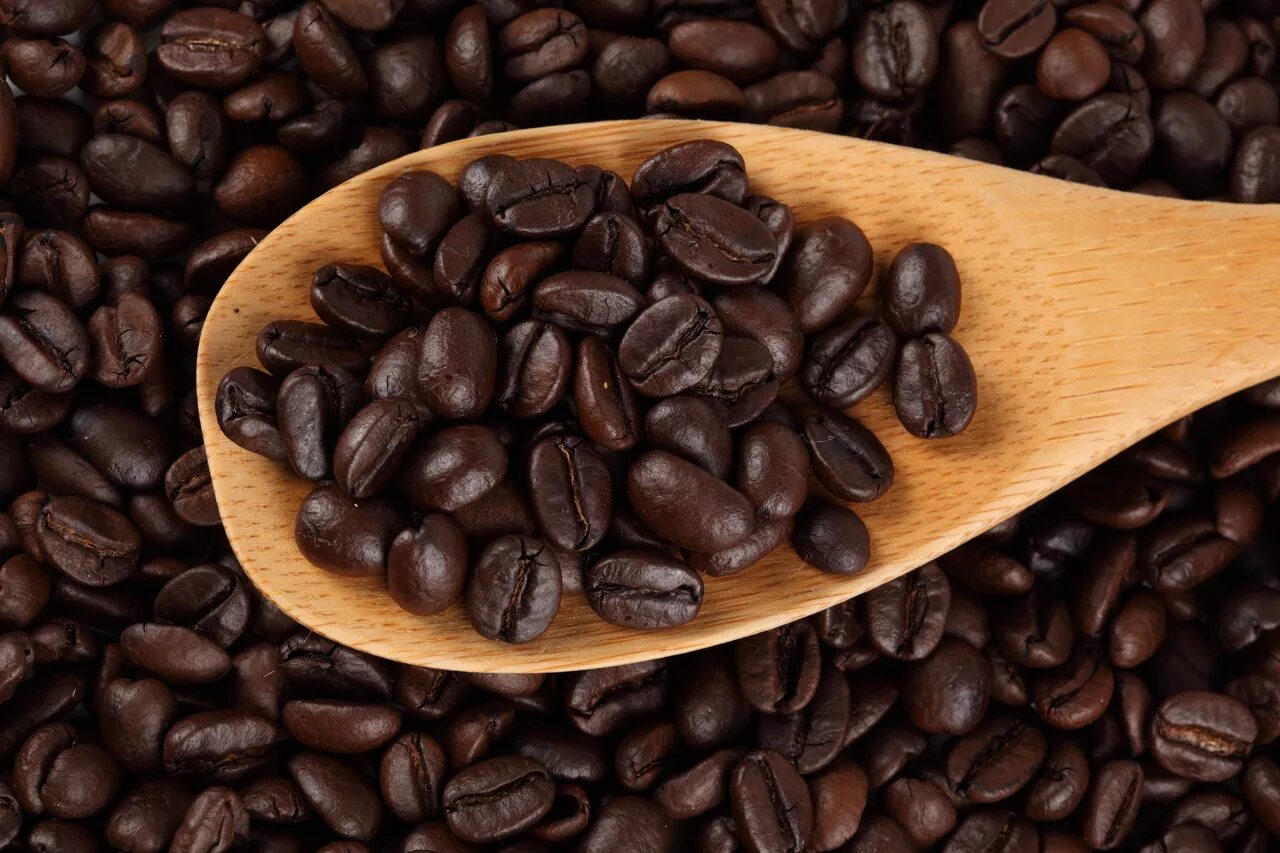 Сколько стоит кофе в зернах. Кофе в зернах. Кофе «зерновой». Кофейные зерна. Кофе натуральный в зернах.