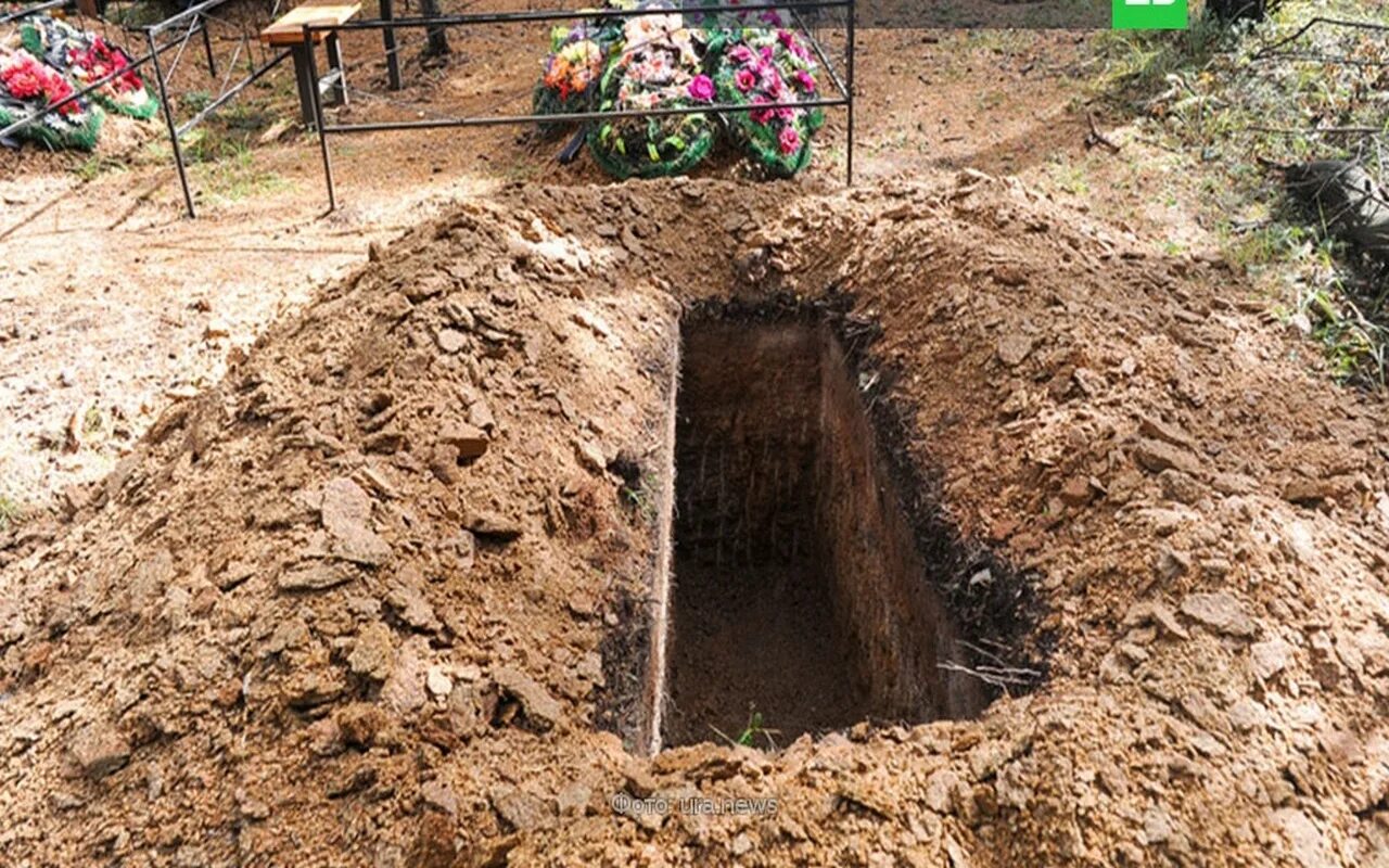 Почему кидают землю в могилу. Копка могил. могила яма. копает могилу.