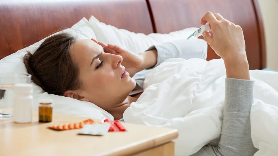 Измерение температуры у детей. Женщина температура. Woman thermometer in mouth. Женщина температура. Измерение температуры тела у женщины.