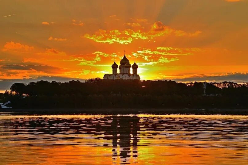 Река которосль ярославль. Ярославль про восход. Ярославль солнце. Рассвет на реке волга ярославль. Закат солнца ярославль.