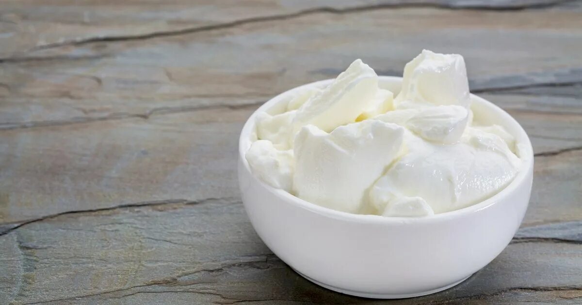 Польза греческого йогурта. Йогурт. Йогурт натуральный. Греческий йогурт в горшочке. Греческий йогурт картинки.