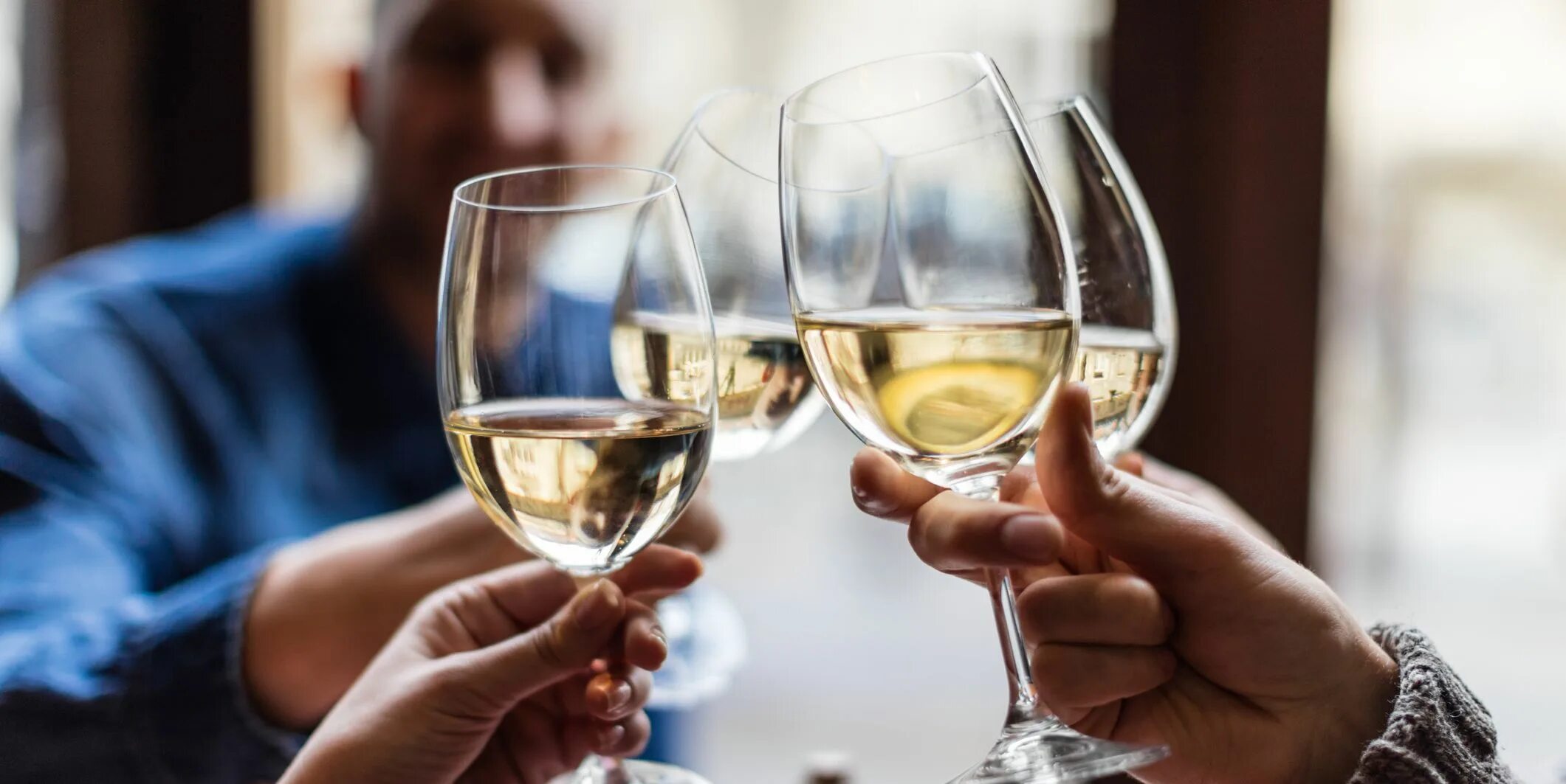 Чокаются бокалами. Бокал шампанского в руке. Звон шампанского. Cheers champagne. Чокаться бокалами откуда.
