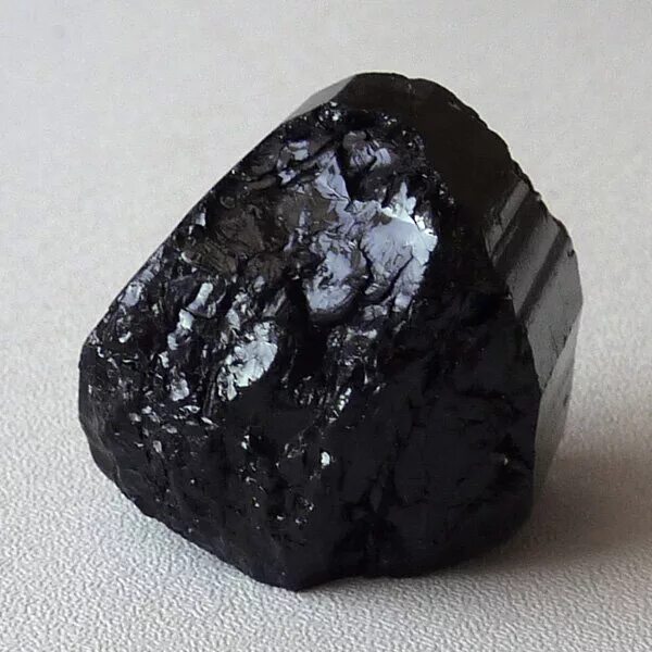 Самый черный минерал. Минерал карбонадо черный Алмаз. Турмалин шерл. Черный обсидиан самородок Кристалл. Черный Алмаз карбонадо необработанный.