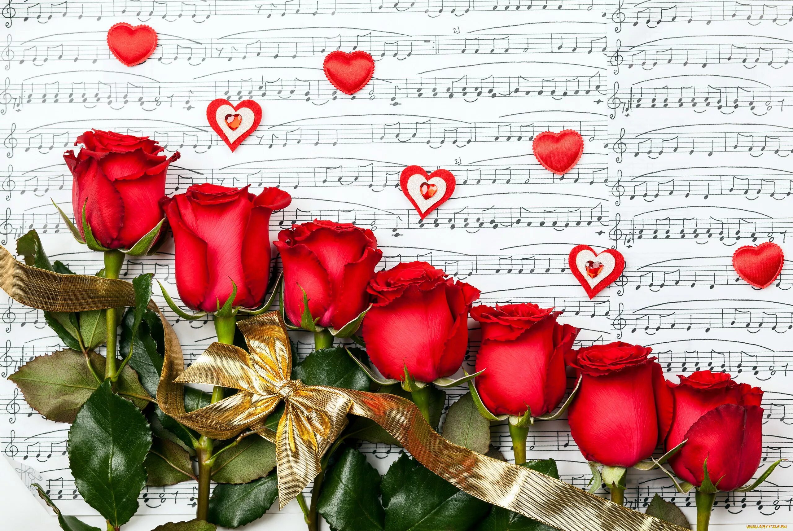 Открытка музыканту. Музыкальная картинка с днем рождения. Цветы для любимой. Ноты и цветы.