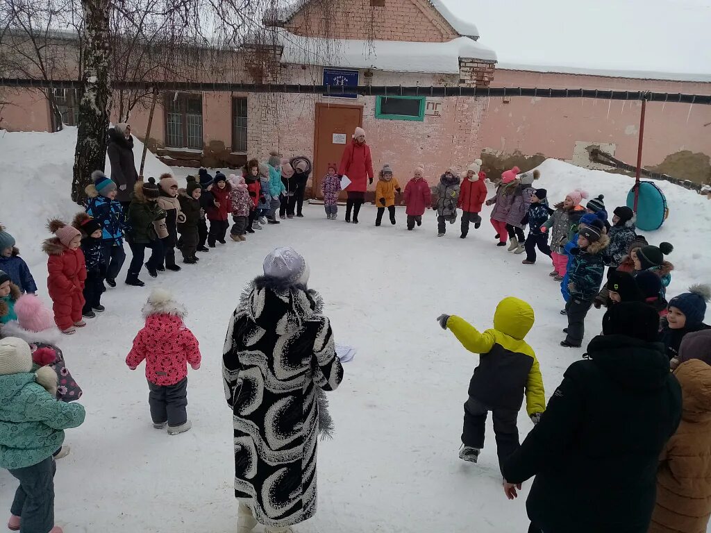 Спортивный праздник зимой на улице. Зимний спортивный праздник. Зимний спортивный праздник в детском саду. Зимний спортивный праздник на улице в детском саду. Зимние гуляния.