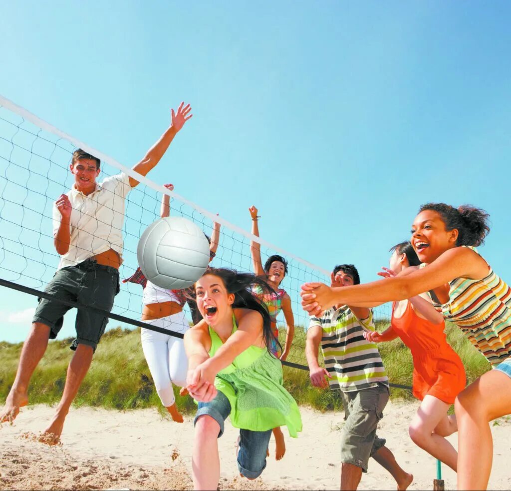 Active holidays. Летние развлечения для детей. Волейбол на свежем воздухе. Мяч в игре!. Развлечения на свежем воздухе.