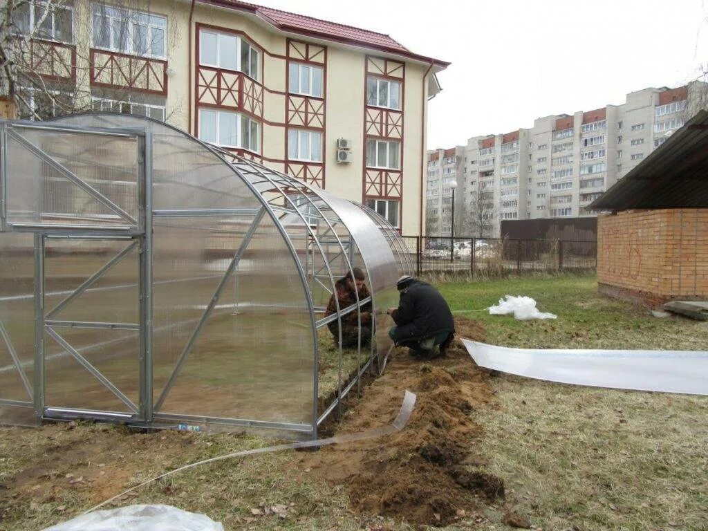 Теплица из поликарбоната без фундамента. Монтаж теплицы из поликарбоната. Теплица на участке. Фундамент для теплицы из поликарбоната.