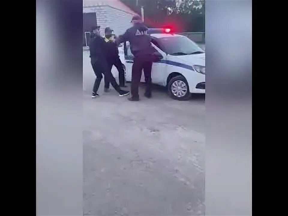 Азербайджанцы устроили митинг в новосибирске. Конфликт в новосибирске с азербайджанцами. Азербайджанцы в полиции россии. Полицейский случайно застрелил задержавшего на капоте. В новосибирске застрелили азербайджанца.