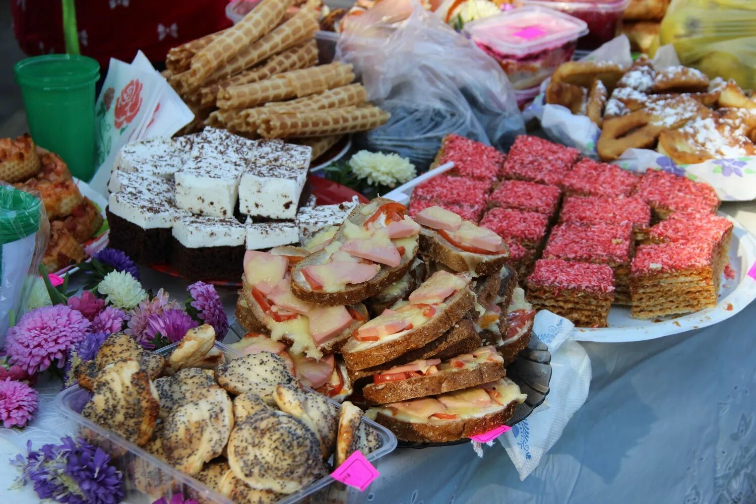 Осенняя выпечка на ярмарку для детей. Сладости на ярмарку в школу. Что можно принести на школьную ярмарку. Что можно принести на школьную ярмарку. Что можно принести на школьную ярмарку.