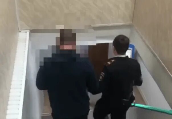 Задержание маи. Теракт вымогательство. Задержание 8классников в москве. Задержание александра косарева в тюмени. Задержание в полицейском участке в омски.