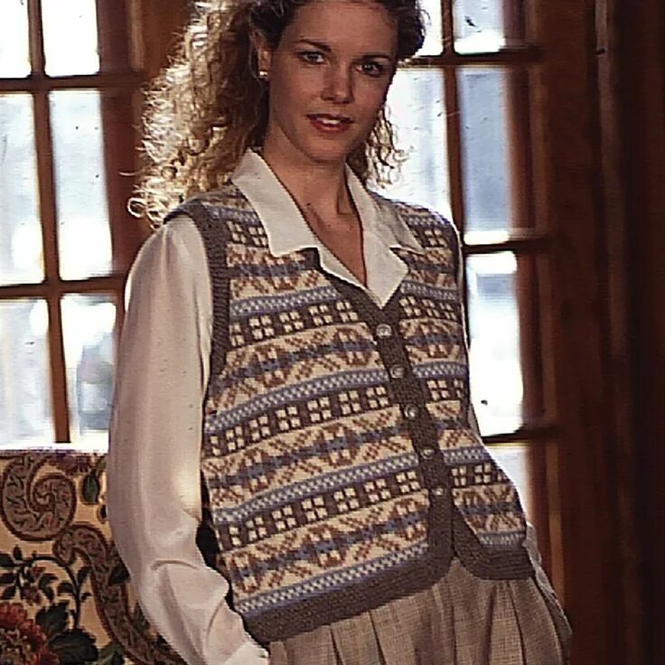 Жаккардовый жилет. Жилет fair isle. Жилет жаккард fair isle. Жилетка с жаккардом. Жаккардовые вязаные жилетки.