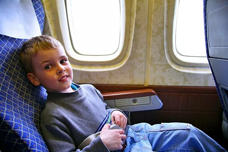Самолет для детей. Для мальчиков самолёты. Мальчик сидит в самолете. Мальчик в кресле самолета. Перелет без родителей по россии