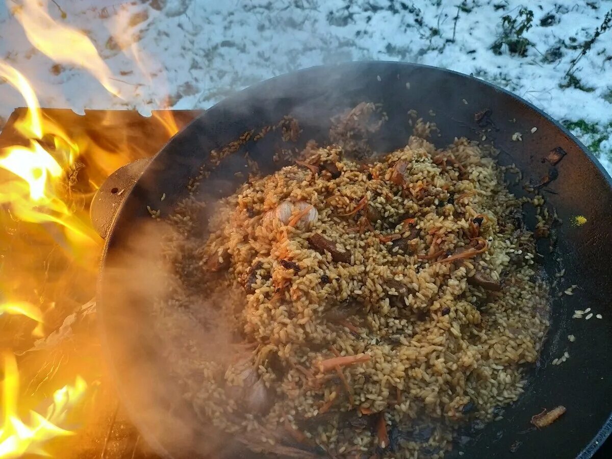 Вкусно в казане на костре. Плов в казане на огне. Узбекский плов в казане на костре. Узбекский плов Kazane. Узбекский плов на костре в казане большой.