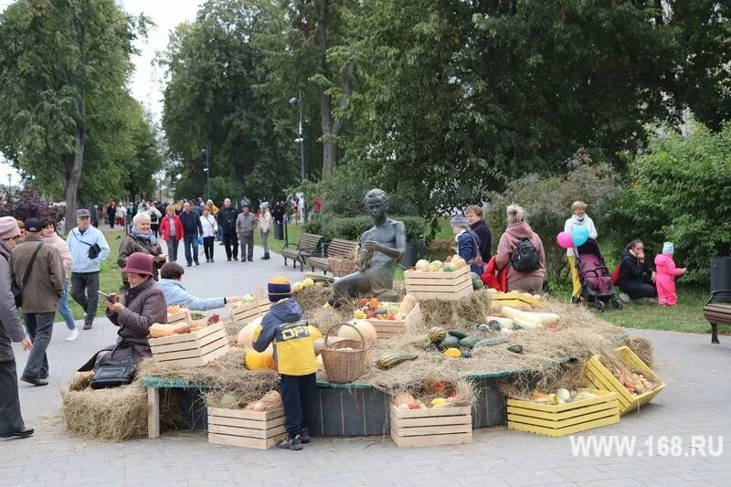 День бульвар. Волжский бульвар кинешма. Волжский бульвар фото. Улица унтер ден линден в берлине. День бульвар.
