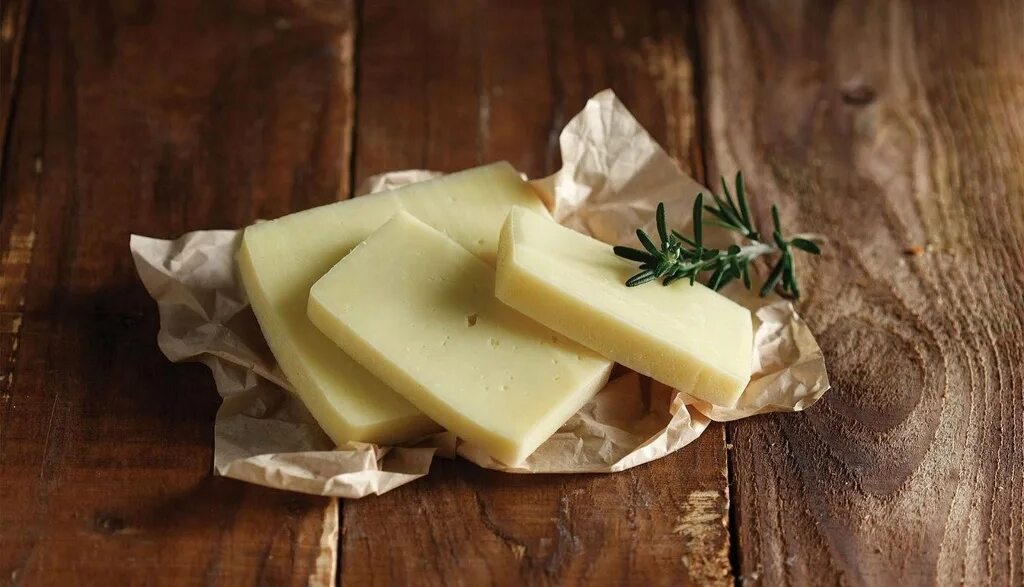 Название греческих сыров. Кефалотири сыр. Кефалотири сыр Греция. Сыр твердый. Греческий сыр.
