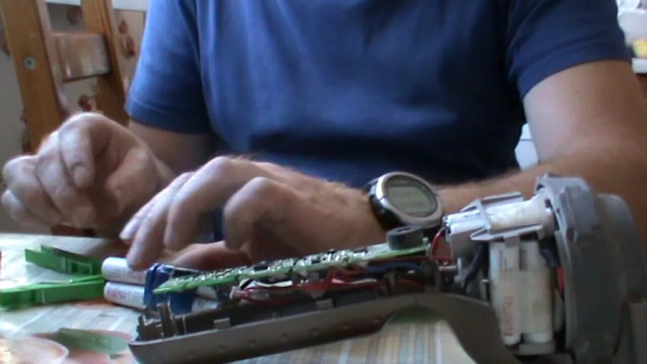 Electrolux замена аккумуляторов. Electrolux замена аккумуляторов. Electrolux zb 2941 аккумулятор. Индикация батареи пылесосов ergorapido. Плата управления пылесоса electrolux ergorapido.